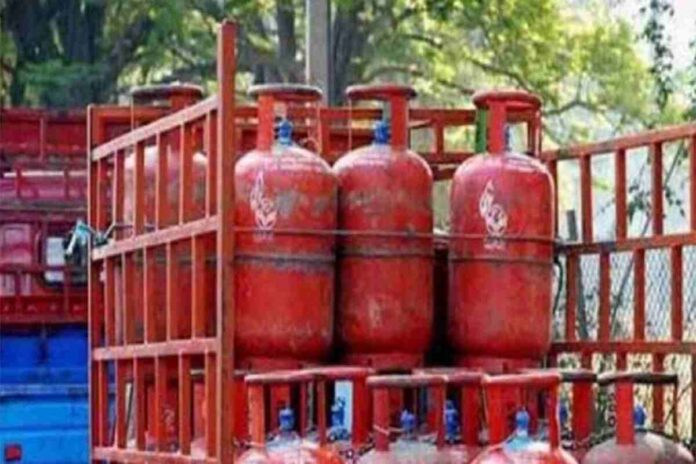 LPG Cylinder Price,LPG Cylinder Price 2025, LPG Price Cut, Commercial LPG, Domestic LPG, Gas Cylinder Price, Oil Companies, Government, Economy News, India News, LPG Price Reduction 2025, Commercial LPG Price Drop, January 2025 LPG Prices, 19 kg LPG Cylinder, Kolkata LPG Price, Mumbai LPG Price, Chennai LPG Price, Delhi LPG Price, Ujjwala Yojana, LPG Subsidy, LPG, Cylinder, Price, Reduction, Commercial, Domestic, Government, Oil Companies, India, News, Economy, Kolkata, Mumbai, Chennai, Delhi, Ujjwala, Subsidy,